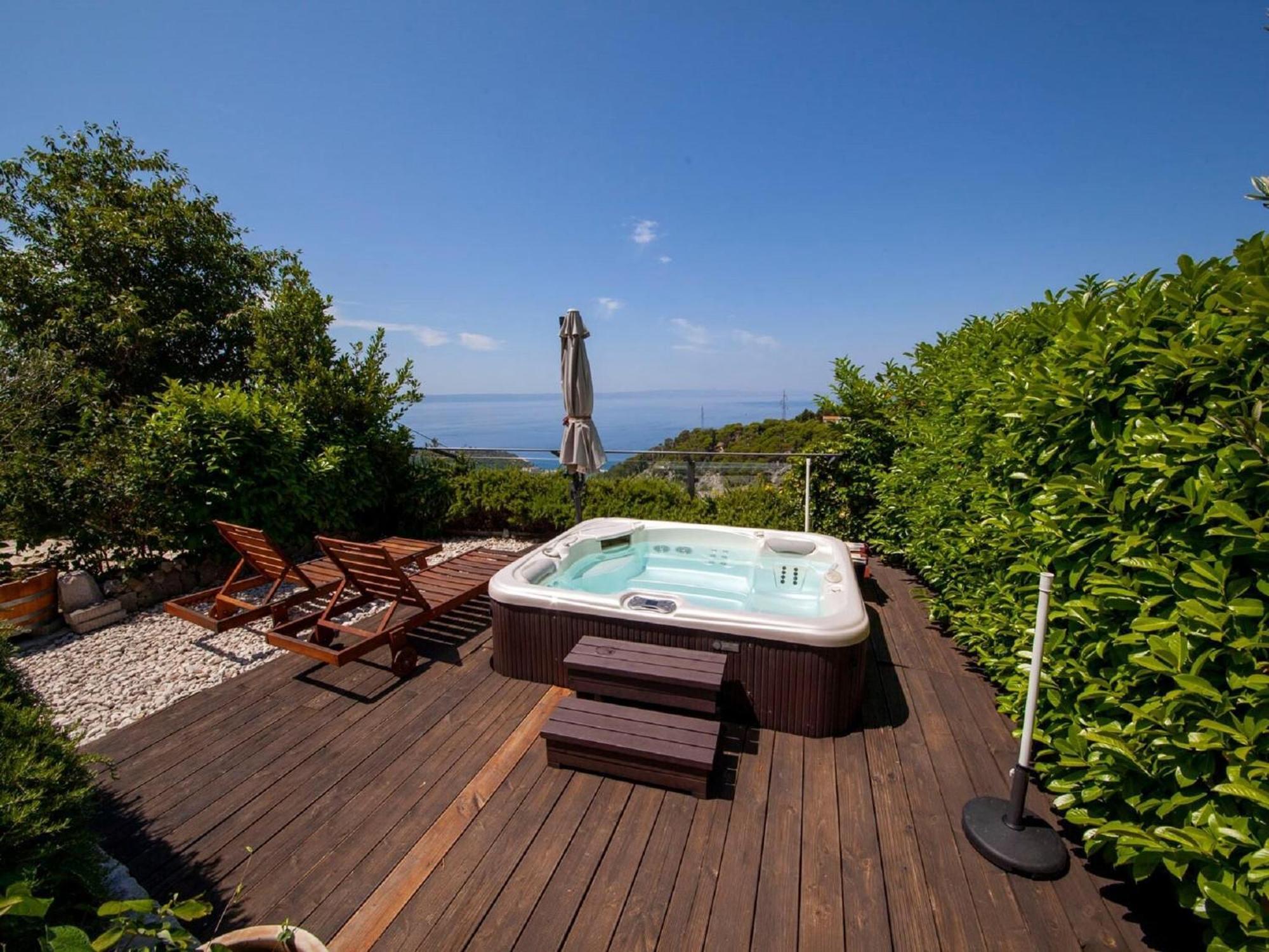 Luxurious Holiday Home In Makarska With Jacuzzi Екстер'єр фото
